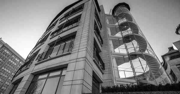 目前大型智能机器人应用