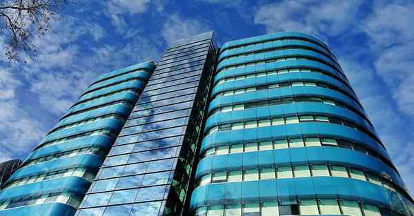 人工智能机器人和人谈恋爱