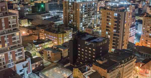 人工智能机器人和人谈恋爱