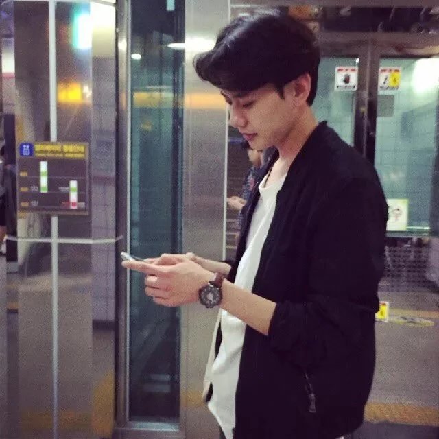 费羽健星